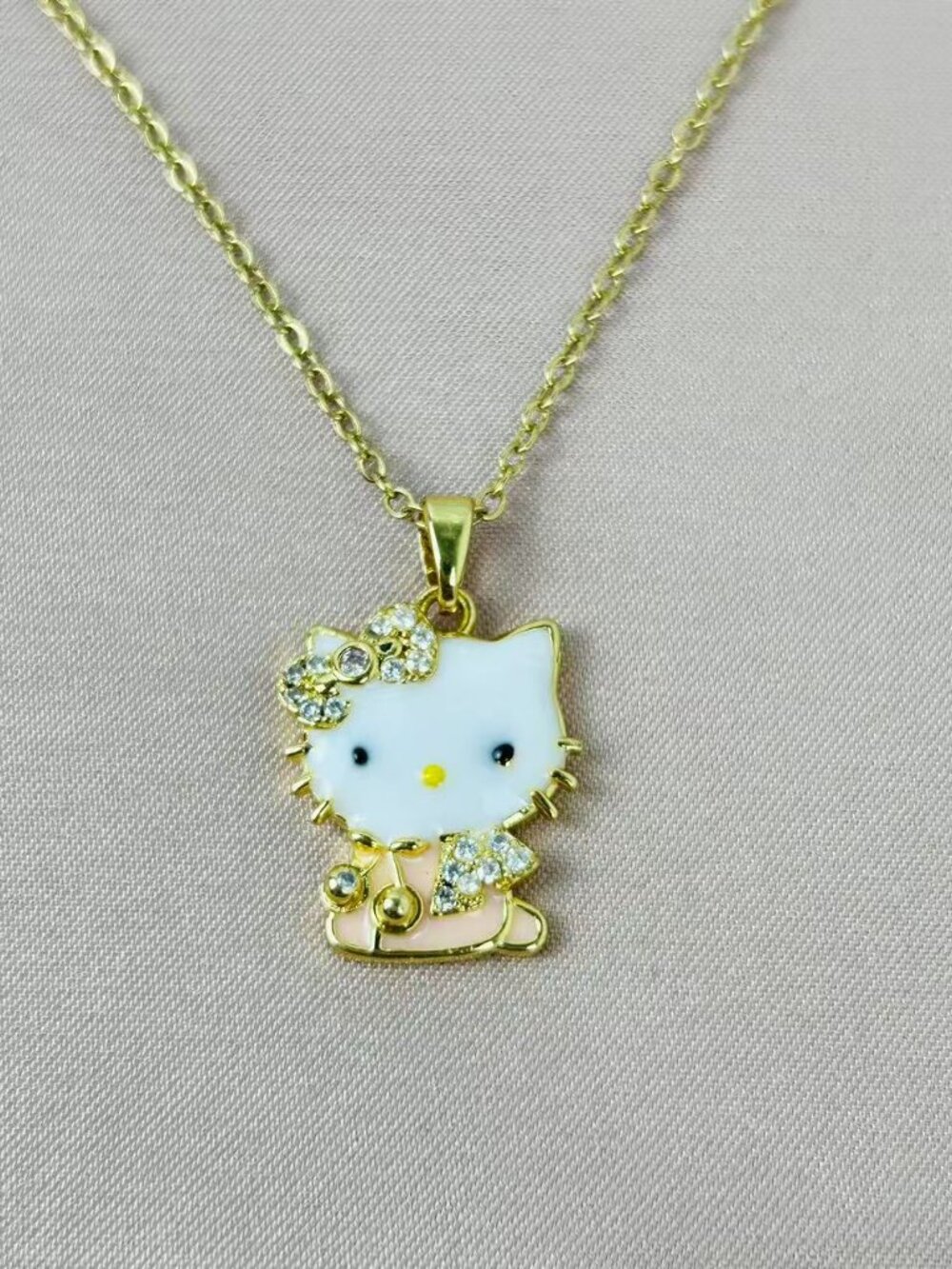 Hello Kitty necklace in silver
